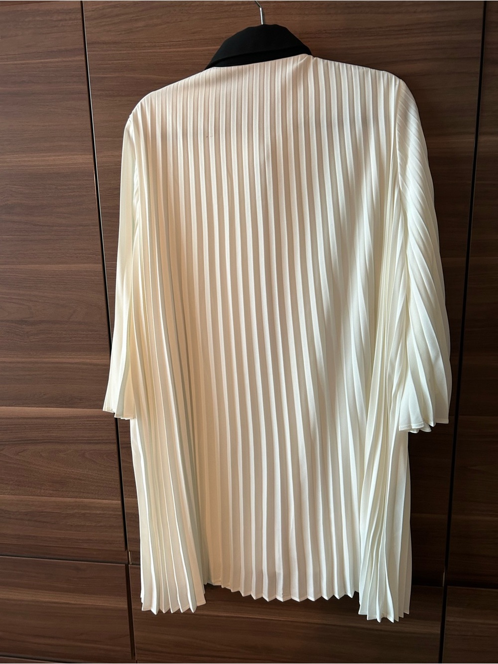 Ming Wang White Pleated Mini Dress with Black Collar and Trim - Picture 4 of 7